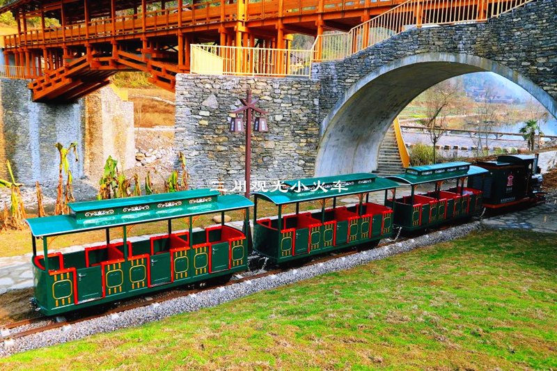 轨道小火车游乐设备在景区大受有游客喜爱